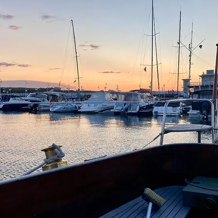 Πλωτό κατάλυμα Marina Experience - On A Classic Sailing Yacht *