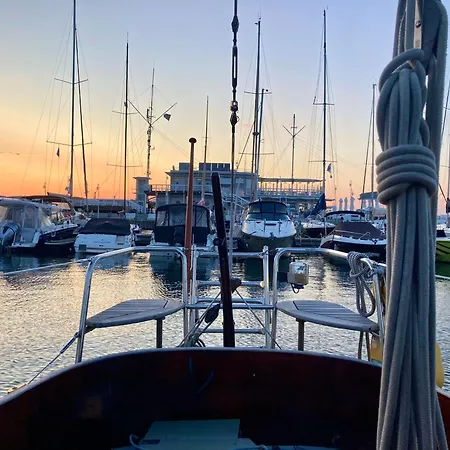 Πλωτό κατάλυμα Marina Experience - On A Classic Sailing Yacht Σόποτ