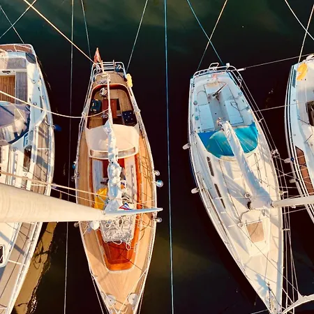 Marina Experience - On A Classic Sailing Yacht Πλωτό κατάλυμα