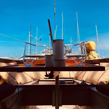 Πλωτό κατάλυμα Marina Experience - On A Classic Sailing Yacht *