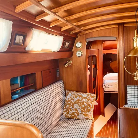 Marina Experience - On A Classic Sailing Yacht Botel