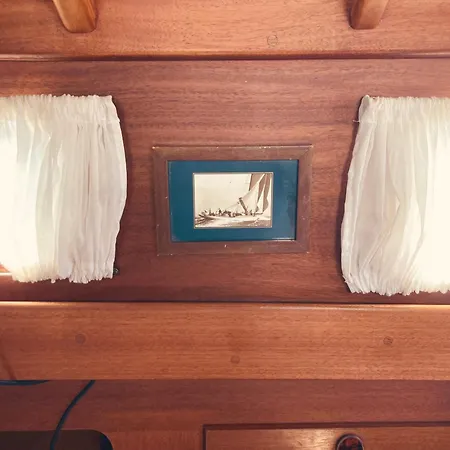 Πλωτό κατάλυμα Marina Experience - On A Classic Sailing Yacht
